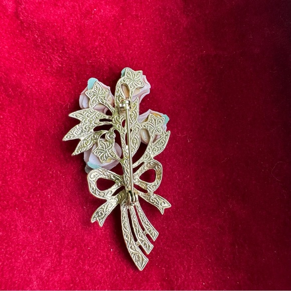 1928 Vintage Bouquet Brooch Pin
Porcelain Roses - Picture 4 of 8